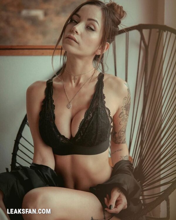 Melanie Pavola - 1