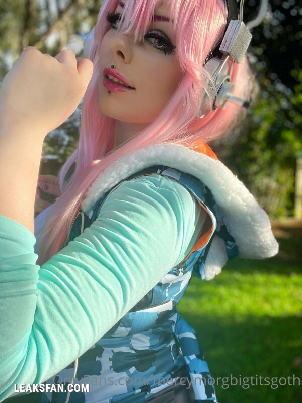 mercymorgbigtitsgoth super sonico - 1