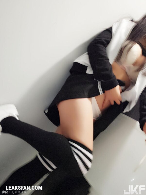 Asian girl in public toilet - 0