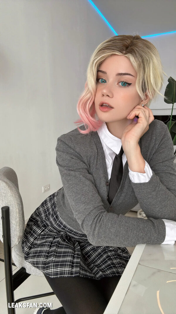 Anastasia Komori - Gwen - 0