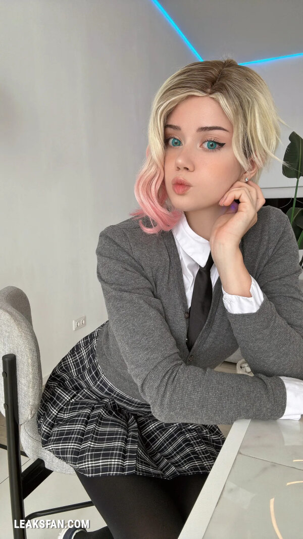 Anastasia Komori - Gwen - 1