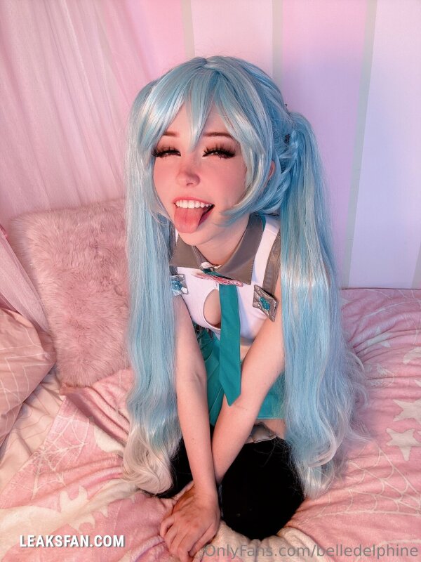 Belle Delphine ----------------- Hatsune Miku - 1