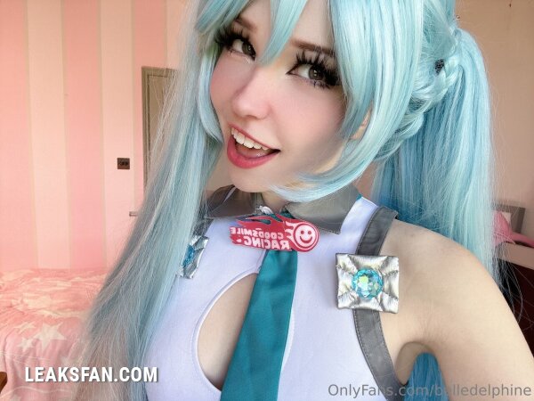 Belle Delphine ----------------- Hatsune Miku - 0