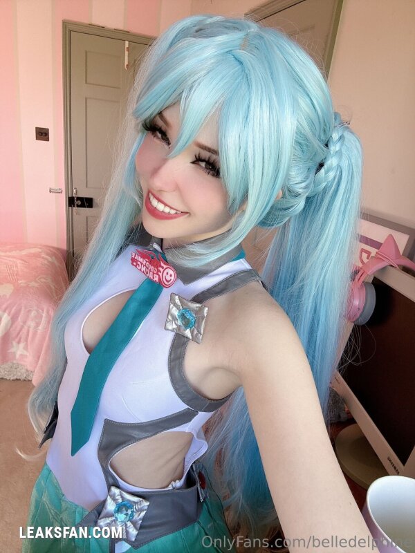 Belle Delphine ----------------- Hatsune Miku - 1