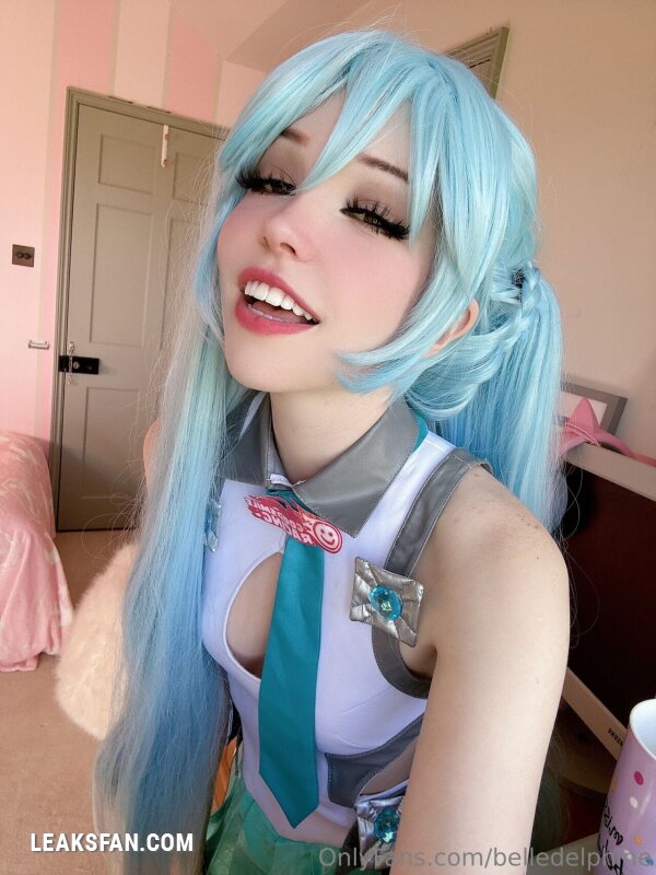 Belle Delphine ----------------- Hatsune Miku - 13