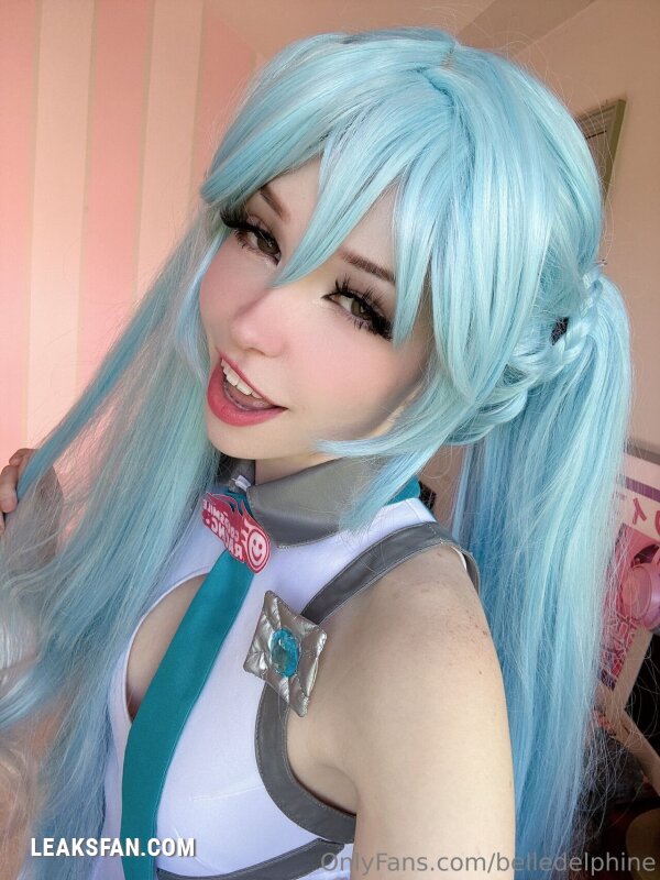 Belle Delphine ----------------- Hatsune Miku - 1