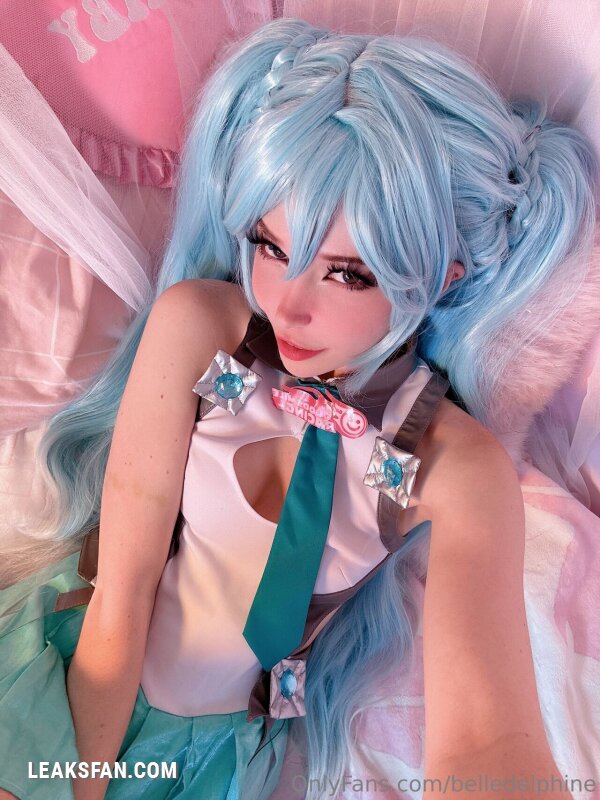 Belle Delphine ----------------- Hatsune Miku - 18