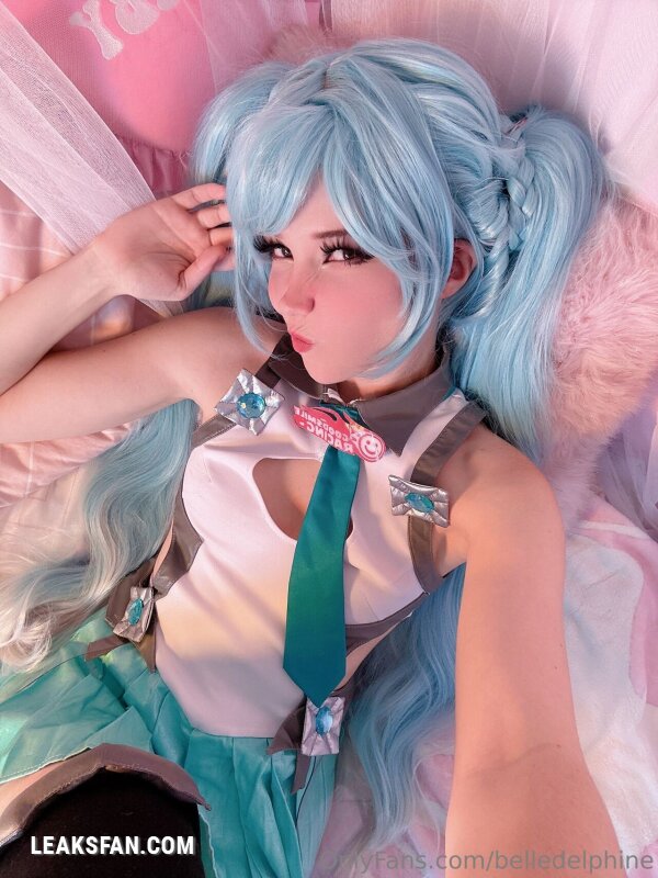 Belle Delphine ----------------- Hatsune Miku - 22