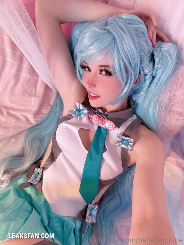 Belle Delphine ----------------- Hatsune Miku - 0