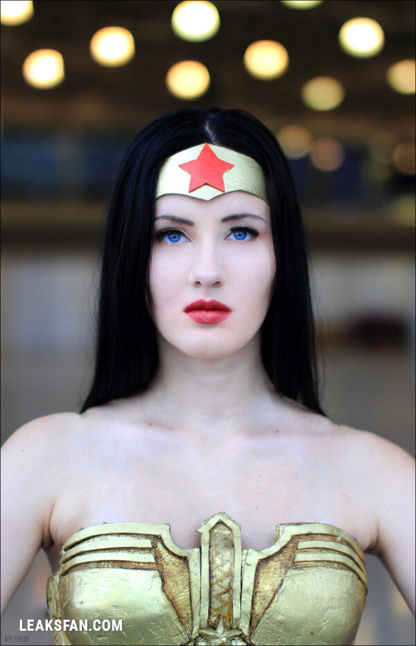 Oniksiya Sofinikum is Wonder Woman - 1