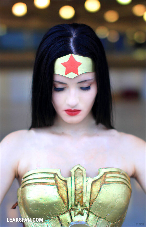 Oniksiya Sofinikum is Wonder Woman - 0